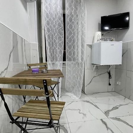 B&B Emily Наполи Екстериор снимка